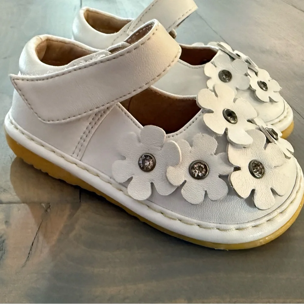 Little Mae’s Boutique Crystal Flowers Mary Jane Squeaky Shoes Size 4
